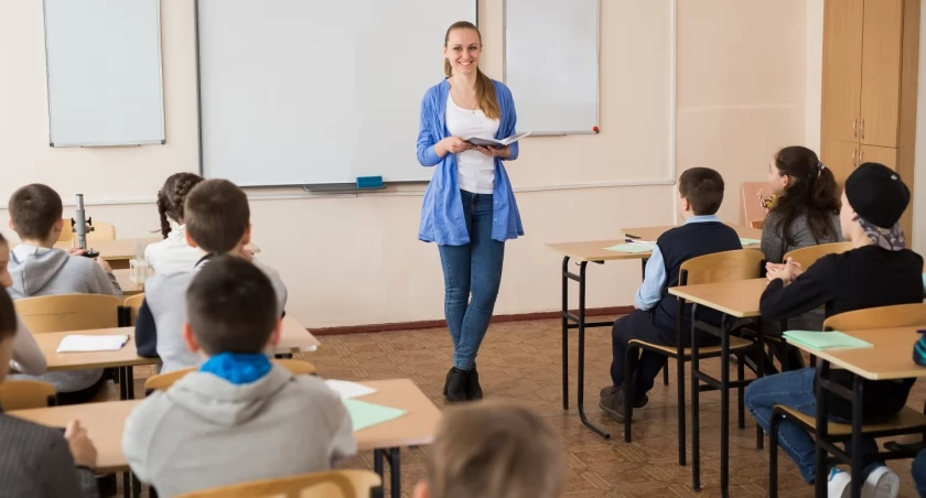 Nauczyciel dyplomowany we Wrocławiu zarabia średnio 11 tys. zł miesięcznie / fot. Adobe Stock