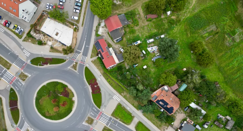 Develia kupiła dwie działki tuż przy rondzie i chce zbudować tu mieszkania. Fot. Jakub Jurek 