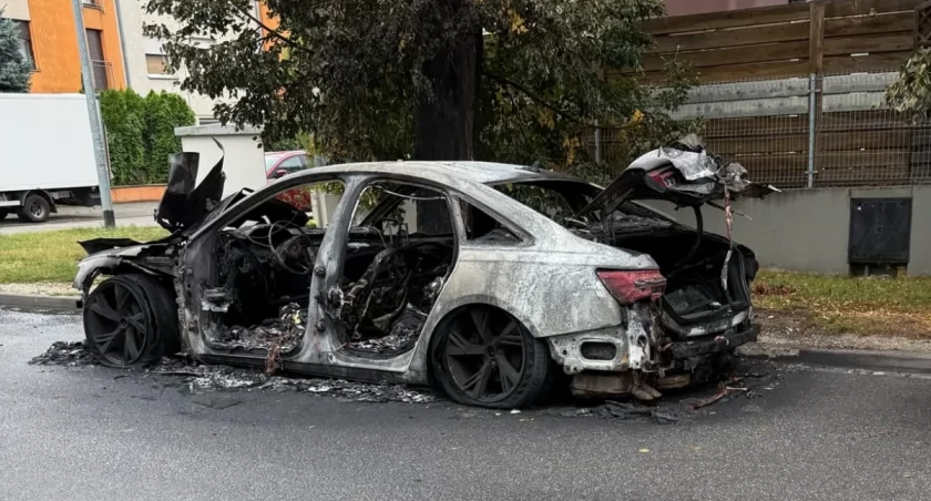 Z auta zaparkowanego przy ul. Kunickiego został tylko wrak / fot. Mariusz 