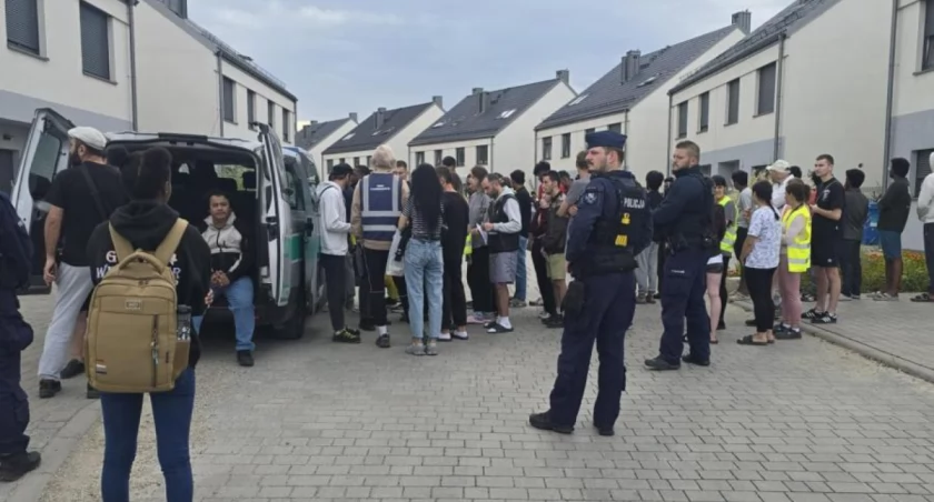 Gdy niedawno policja zajrzała do kwater pracowniczych na osiedlu w Domasławiu pod Kobierzycami, zastała w nich 97 osób / fot. UG Kobierzyce