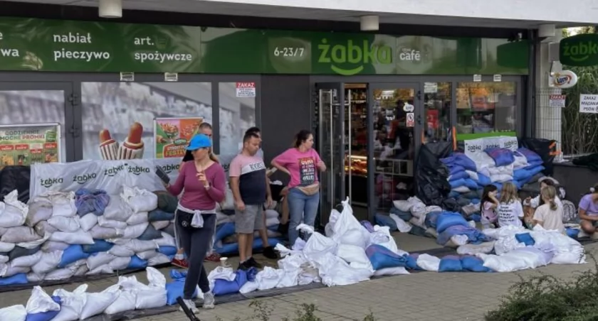 W całym Wrocławiu w obawie przed wielką wodą usypano aż 1,5 mln worków z piaskiem / fot. Jakub Jurek