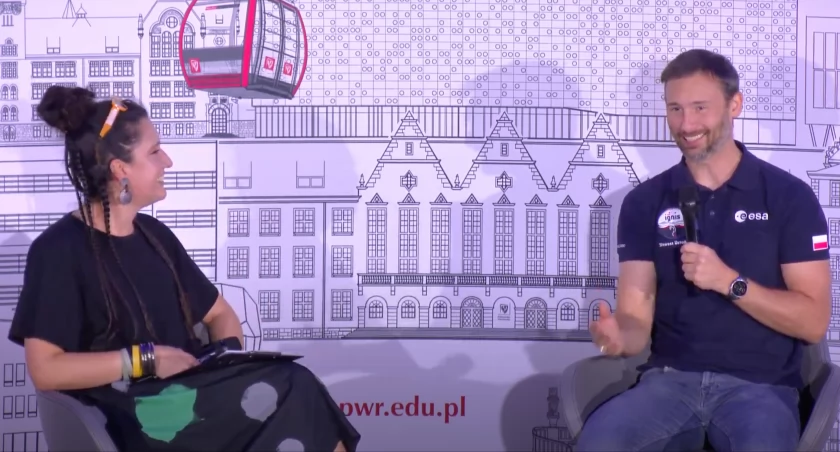 Sławosz Uznański-Wiśniewski odpowiadał na pytania wrocławian. Screen Youtube 