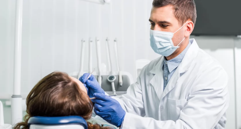 Od dziś Ukraińcy bez ubezpieczenia nie skorzystają już w Polsce z dentysty na NFZ / fot. Deposit Photos