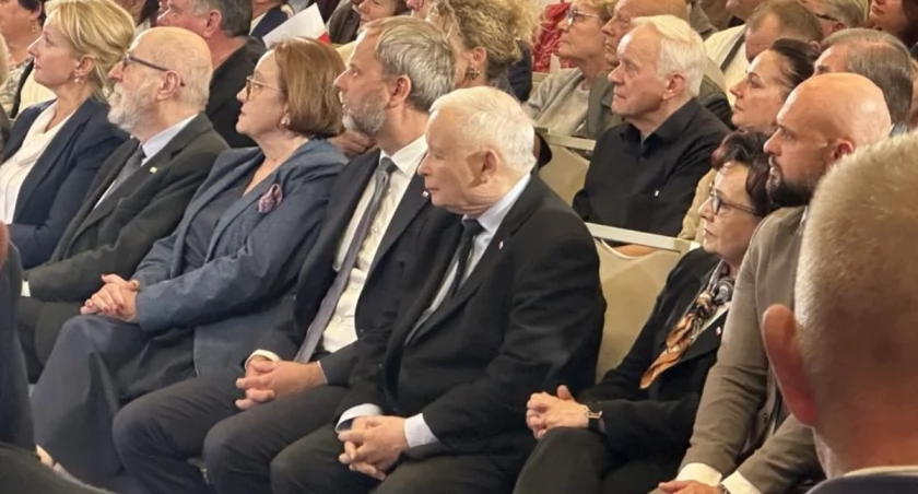 Podczas poniedziałkowego spotkania z Jarosławem Kaczyńskim trudno było wypatrzeć w pierwszych rządach polityków kilka godzin później wyrzuconych z klubu PiS / fot. Jakub Jurek