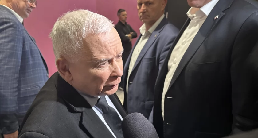 Jarosław Kaczyński radnych z klubów wyrzucił przy okazji poniedziałkowej wizyty we Wrocławiu