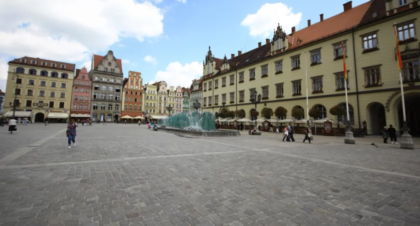 Koniec betonozy na Rynku we Wrocławiu. Teraz cały plac ma utonąć w zieleni / fot. DepositPhotos