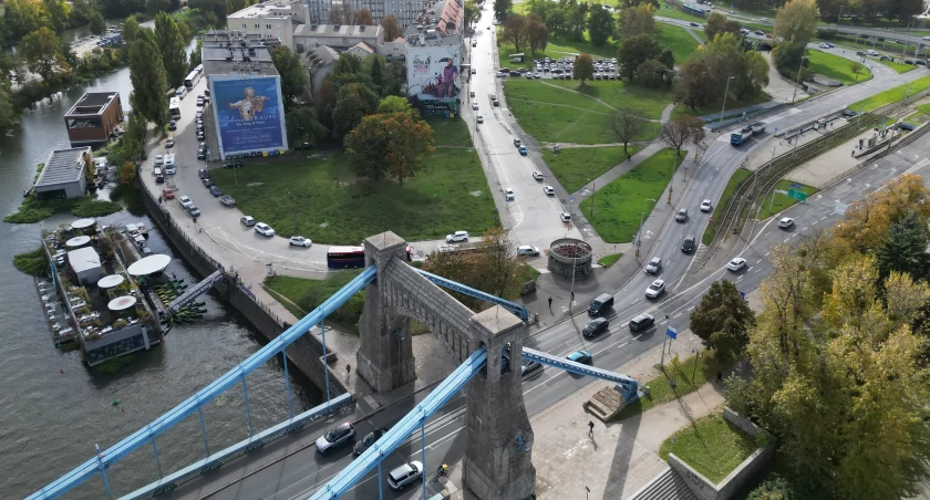zdjęcia Jakub Jurek. Nowy budynek urzędu ma stanąć na działce bliżej Odry.