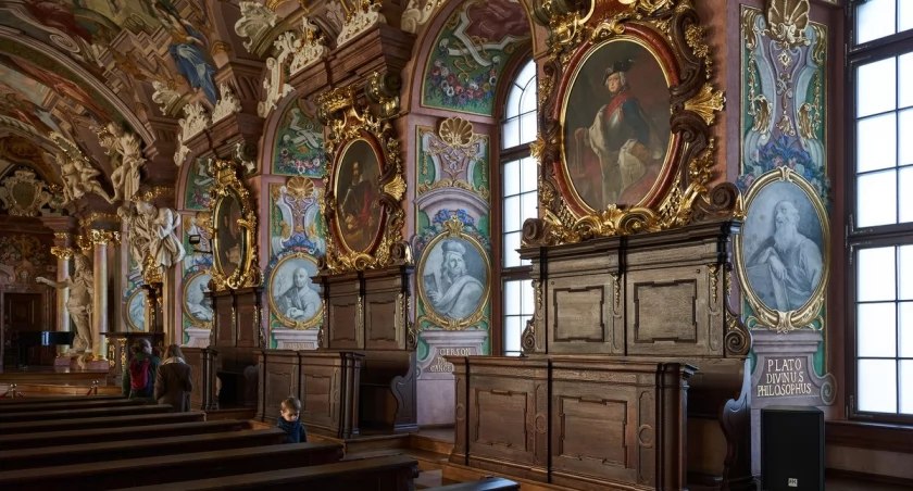 Oryginalny obraz z podobizną króla Prus wisiał od około 1774 roku wśród portretów innych osób zasłużonych dla jezuickiej Akademii Leopoldyńskiej. Kopię zawieszono w 2001 roku. 