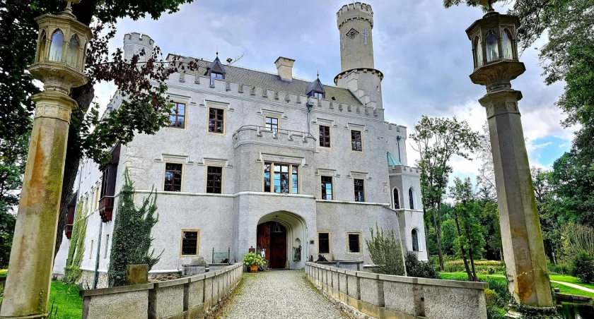 Zamek w Karpnikach to dziś własność prywatna. Działa tu luksusowy hotel i SPA | fot. Jerzy Myrna