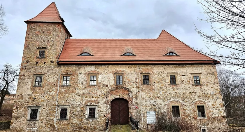 Tak wygląda XVI-wieczny dwór Czarne, znajdujący się dziś na terenie Jeleniej Góry | fot. Jerzy Myrna