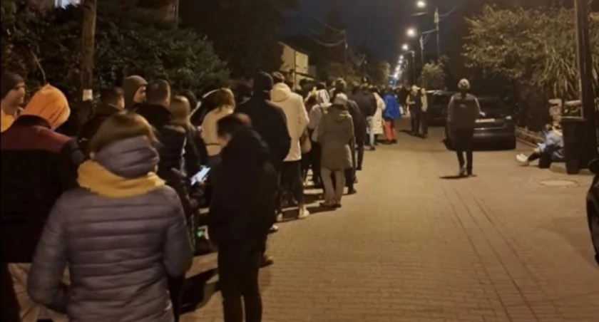 O mieszkańcach Jagodna cała Polska usłyszała, gdy do późnej nocy stali w kolejce do lokali wyborczych / fot. FB/Adam Zawada