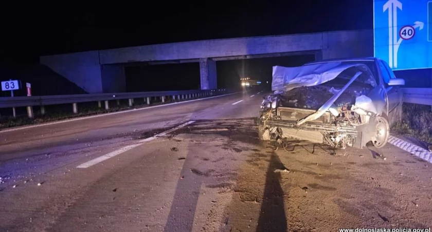 Do wypadku doszło po 1 w nocy. Kierowca zasnął po przejechaniu 500 kilometrów / fot. Policja Dolnośląska 