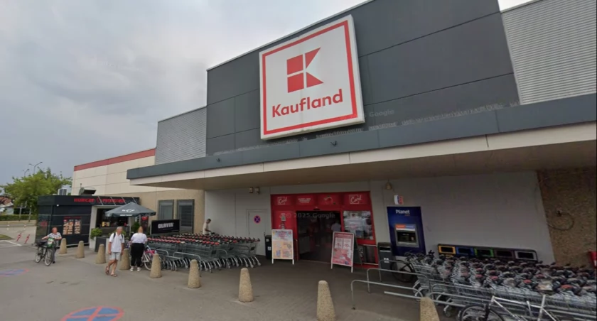 Do tragedii doszło przed marketem Kaufland w Oławie | fot. Google Street View
