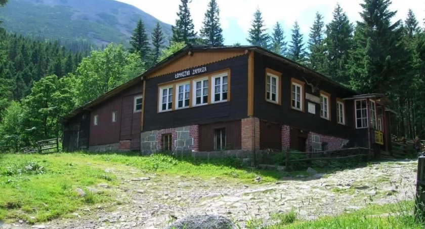 Schronisko nad Łomniczką, fot. Wikipedia