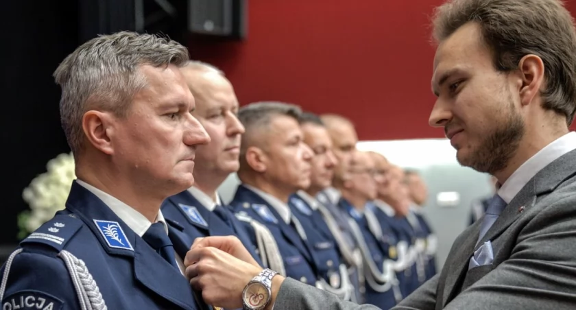 Dolnośląscy policjanci uczcili 107. rocznicę odzyskania przez Polskę niepodległości podczas uroczystej zbiórki, fot. Policja Dolnośląska 