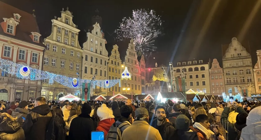 Tak wrocławianie spontanicznie witali Nowy Rok na Rynku 