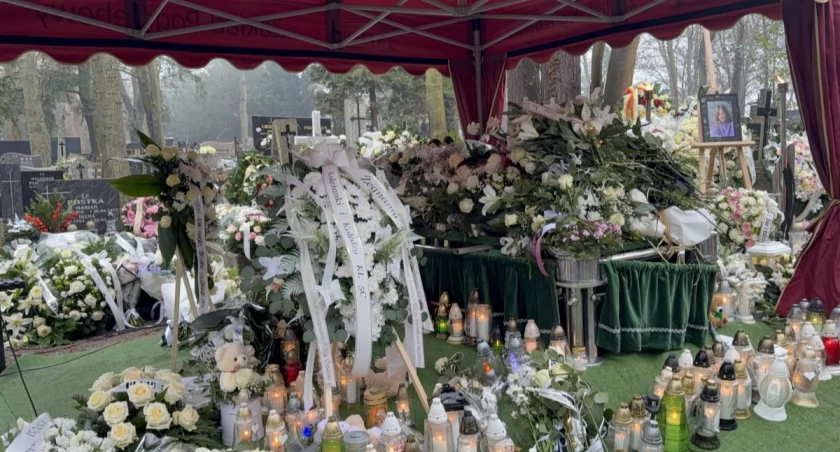 Na grobie Danusi pojawiło się w sobotę morze kwiatów 