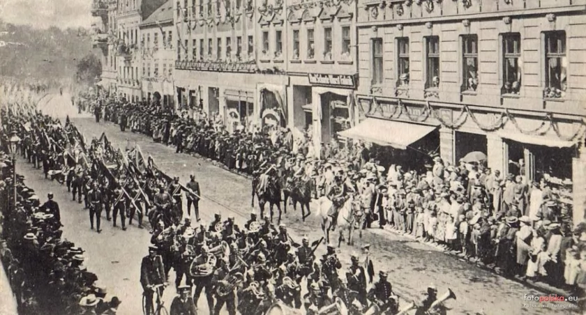 zdjęcia fotopolska.eu. Parada na dzisiejszej ul. Legnickiej we Wrocławiu podczas wizyty cesarza w 1906 roku.