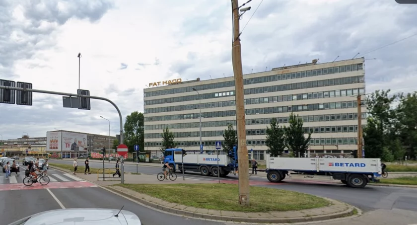 Charakterystyczny biurowiec FAT przy skrzyżowaniu ulic Grabiszyńskiej i Klecińskiej kojarzy chyba każdy Wrocławianin