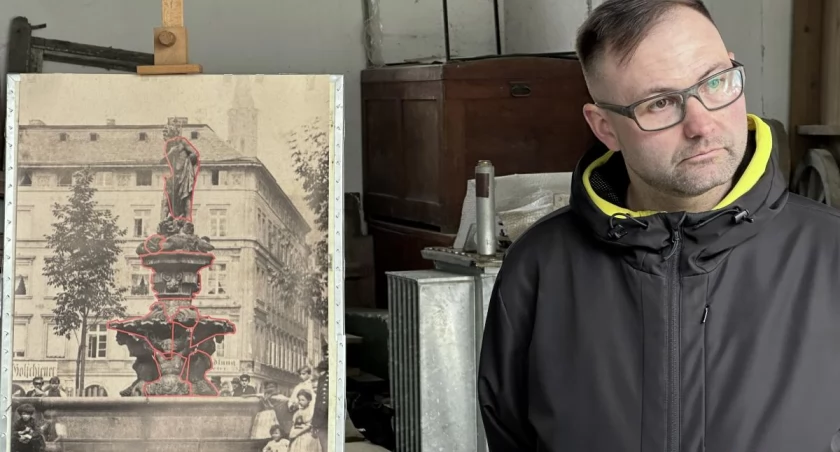 zdjęcia Jakub Jurek. Doktor Tomasz Sielicki na starym zdjęciu na czerwono zaznaczył fragmenty fontanny, które już odnalazł.