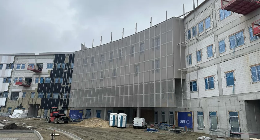 Potężny szpital powstaje przy ul. Hipokratesa. To boczna Kosmonautów / fot. Jakub Jurek 