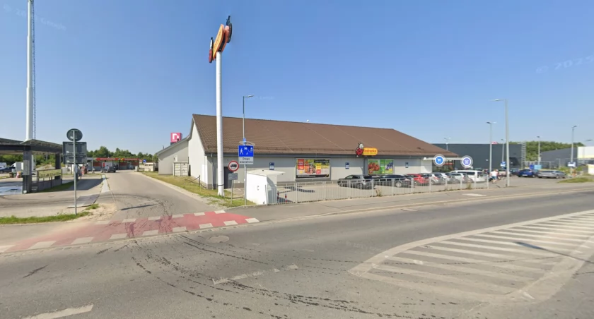 Nowe oświetlenie pojawi się m.in. przy wjeździe do Biedronki przy ul. Królewieckiej, fot. Google Maps 