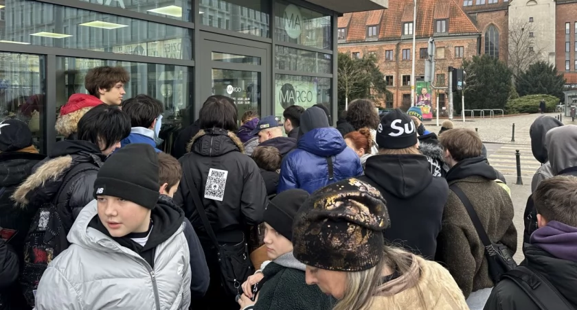 To kolejka do lumpeksu Margo na placu Nowy Targ / fot. Jakub Jurek