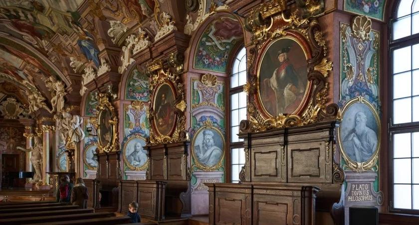 Oryginalny obraz z podobizną króla Prus wisiał od około 1774 roku wśród portretów innych osób zasłużonych dla jezuickiej Akademii Leopoldyńskiej. Kopię zawieszono w 2001 roku.