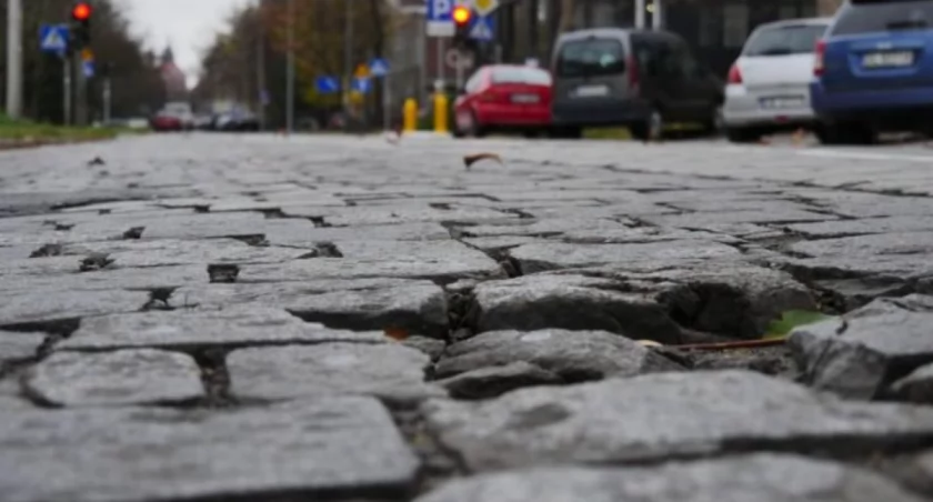 Dziurawe ulice to już plaga we Wrocławiu. Za wypadek z ich powodu możesz starać się o odszkodowanie / fot. Jakub Jurek