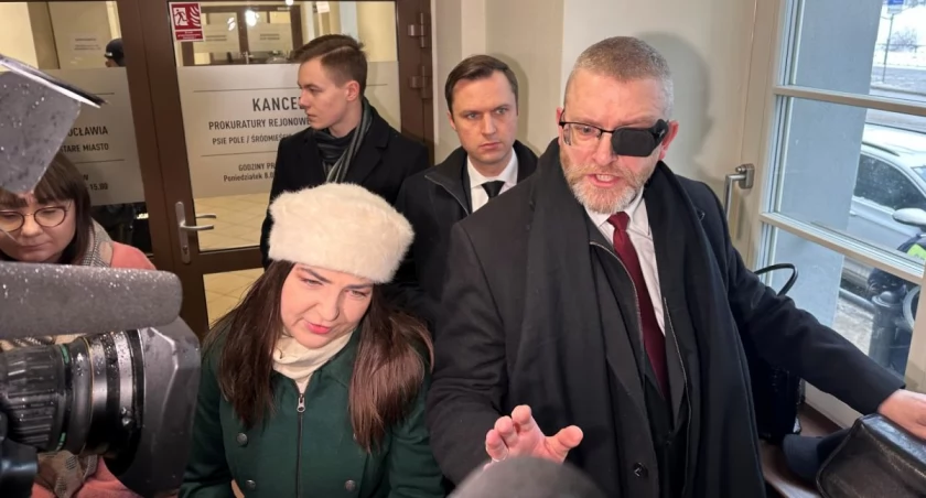Grzegorz Braun pojawił się we Wrocławiu w lutym, żądając zmiany prokuratora. Dziś nie miał czasu na przesłuchanie / fot. Jakub Jurek