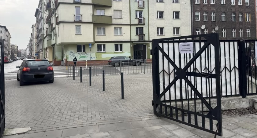 Wjazd na teren Szkoły Podstawowej nr 93 przy ul. Niemcewicza we Wrocławiu fot. Karolina Kozakiewicz 