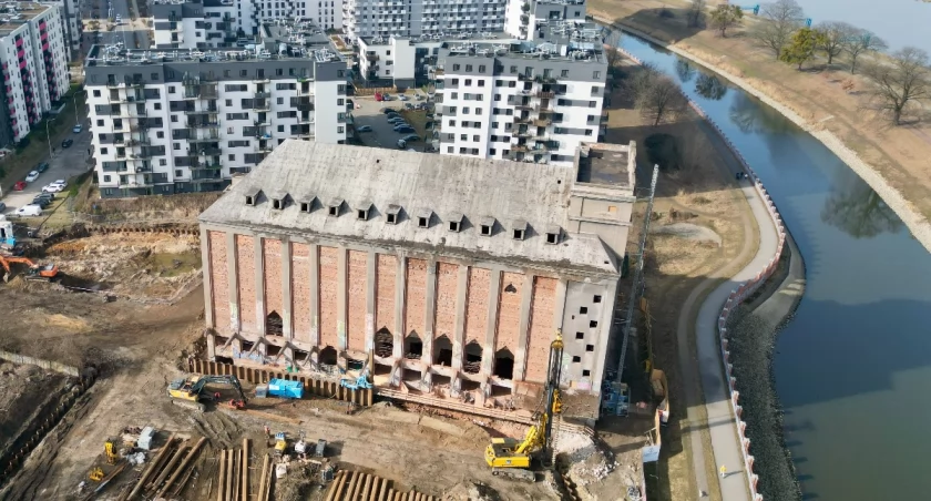 Trwa przebudowa zabytkowego elewatora nad Odrą we Wrocławiu / fot. Jakub Jurek