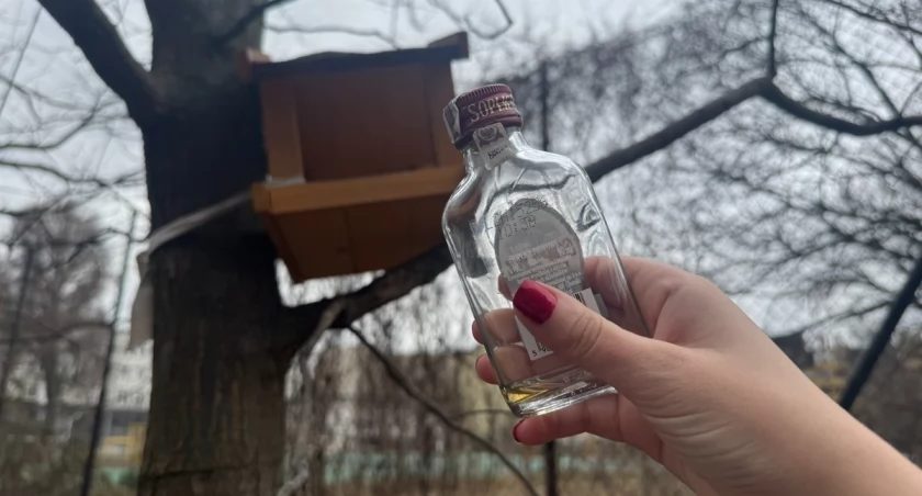Butelka po wódce wyrzucona w karmniku dla ptaków fot. Karolina Kozakiewicz 