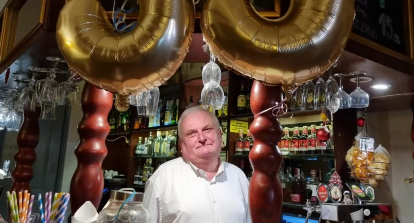 Cafe Artzat świętuje 33. urodziny. Pracuje tu najstarszy barman we Wrocławiu / fot. Karolina Kozakiewicz