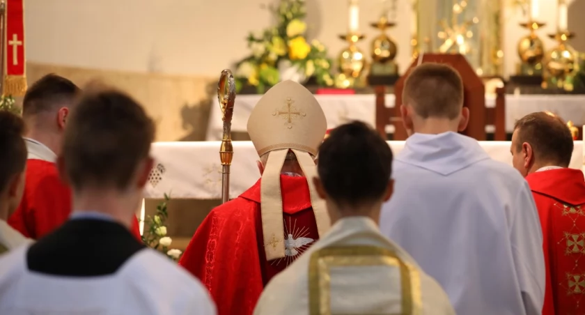  Jeszcze kilka lat temu sprawa była prosta - sakramentu regularnie udzielano w katedrze. Wystarczyło zgłosić się z zaświadczeniem od swojego proboszcza, zapłacić 