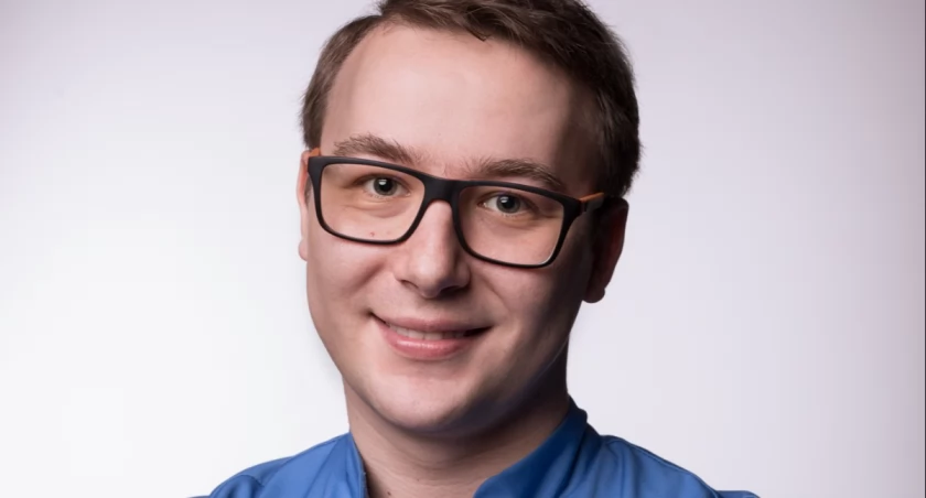 Dr n. med. Wojciech Florjański jest specjalistą protetyki stomatologicznej, ale jest też w trakcie specjalizacji z zakresu medycyny rodzinnej / fot. Przychodnia Amicur
