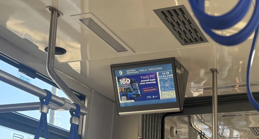 Tramwaj między Placem Bema a Halą Targową potrafi stać na mostach nawet 10 minut / fot. Karolina Kozakiewicz