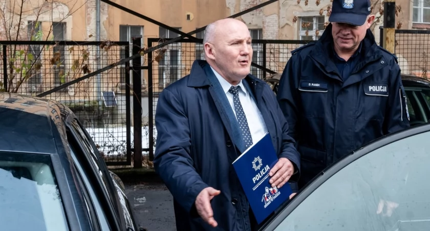Dobra współpraca z policją przynosi konkretne efekty - mówił w grudniu Marek Długozima, przekazując funkcjonariuszom klucze do nowych radiowozów, do których dopłaciła gmina. Wtedy nie spodziewał się, że trzy miesięcy później policja przyjedzie pod jego dom, by go zatrzymać / fot. FB/Marek Długozima