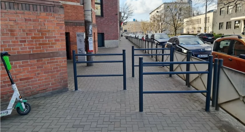 Barierki na chodniku na Podwalu we Wrocławiu / fot. czytelnik 