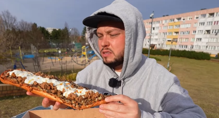 Książulo krzywił się, że w zapiekankach jest maleńko sera, a kosztują krocie / screen YouTube