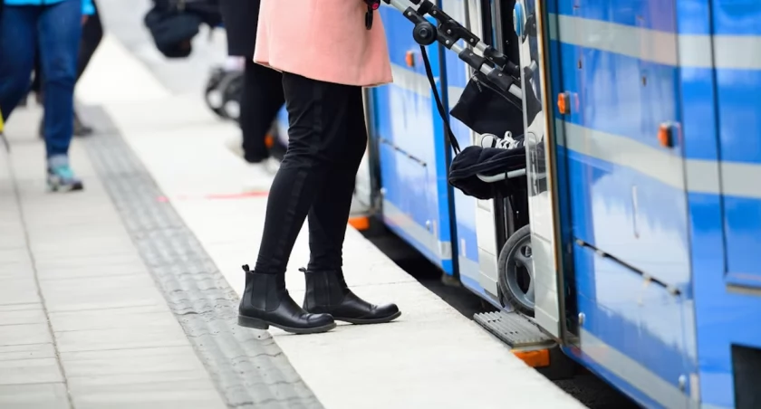 Kobieta z wózkiem wsiadająca do tramwaju / fot. Shutterstock