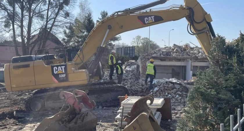 Trwają prace rozbiórkowe przy rondzie koło Tarczyński Arena / fot. Kinga Mierzwiak