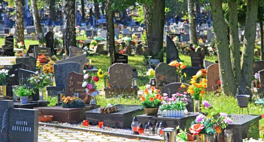 Zmarli we Wrocławiu - pogrzeby zaplanowane na 13.04.2026 – nekrologi / fot. Deposit Photos