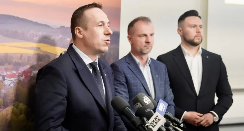Czy marszałek Paweł Gancarz zgodzi się, aby członka zarządu Jarosława Rabczenkę (w środku) zastąpił radny Mateusz Jędrachowicz (z prawej)? 