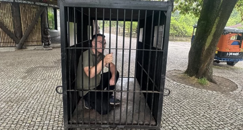Instalacja klatki we wrocławskim zoo / fot. Karolina Kozakiewicz