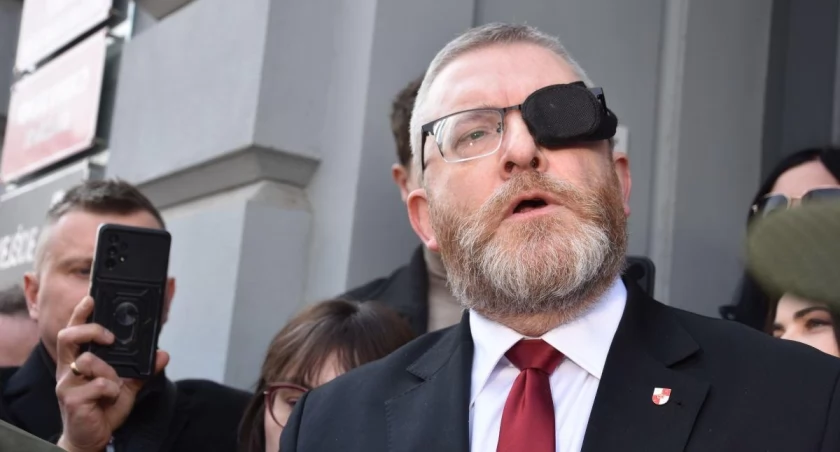 Grzegorz Braun już od kilku miesięcy gra z wrocławskimi prokuratorami w kotka i myszkę
