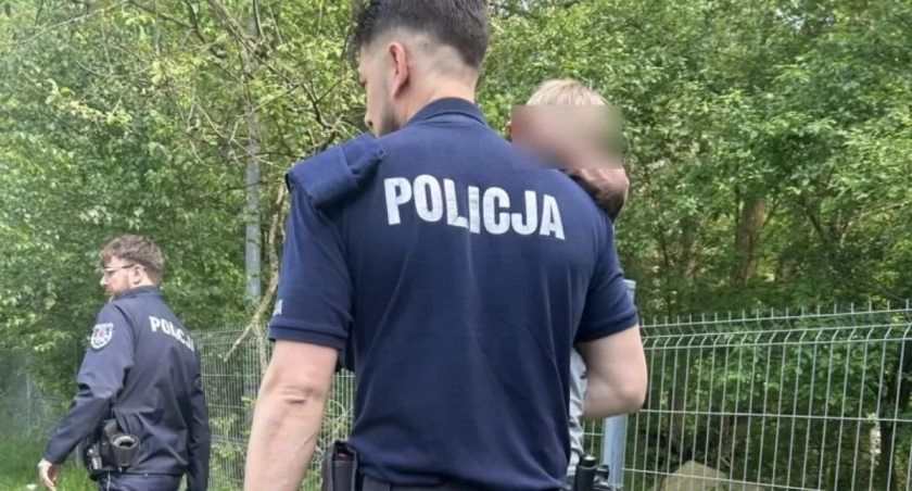 Dzięki szybkiej pomocy maluch bezpiecznie wrócił do rodziny / fot. KPP w Bolesławcu