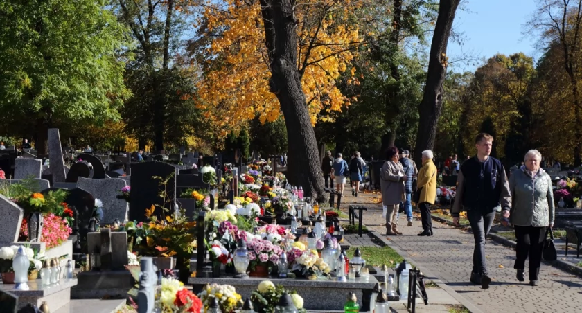 Zmarli we Wrocławiu - pogrzeby zaplanowane na 28.05.2026 – nekrologi / fot. Deposit Photos