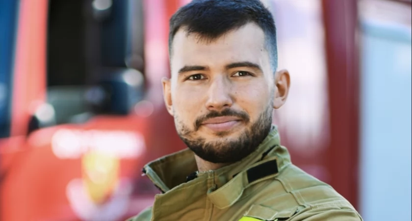 Pan Piotr ma 26 lat. Jest elektrykiem w kopalni miedzi, a po godzinach - strażakiem