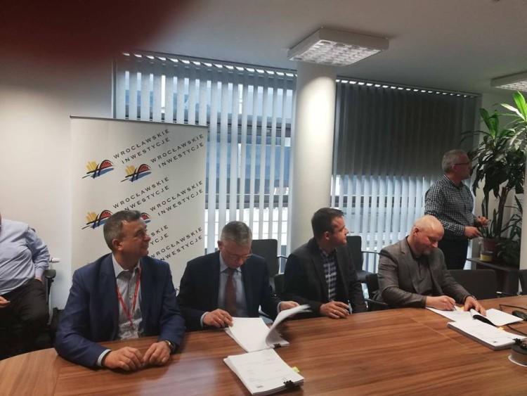 fot. Podpisanie umowy na Otyńską